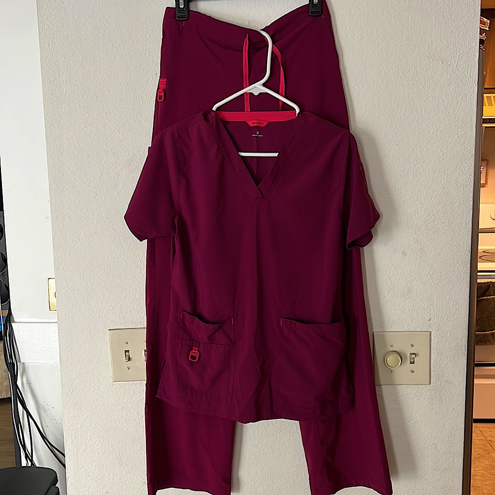 Carhartt Cross-Flex Women’s Utility Scrub set. Small top, small/tall pants.